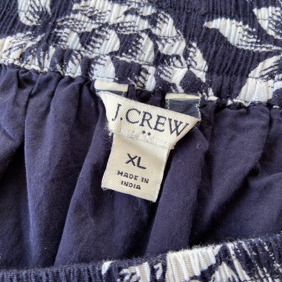 J Crew Women’s Skirt. Gently used like new. Navy and White, size XL - Picture 2 of 4